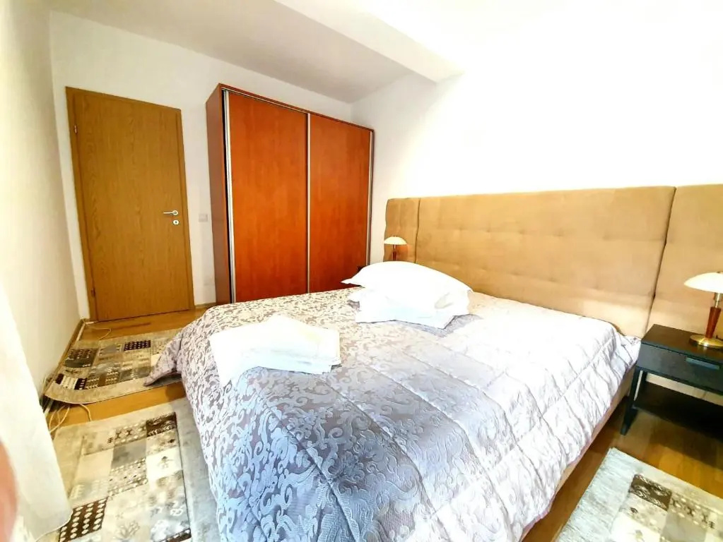 CENTRU UNIRII LUXURY VIP Apartament 2 camere 70 mp ! Parcare subterana privata incalzita iarna si climatizata vara doar cu rezervare in limita locurilor disponibile ! PROPRIETATE IN REGIM HOTELIEP - NU ARE BUCATARIE !