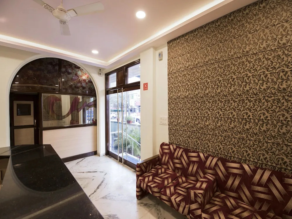 OYO 13643 Hotel Maharaja Palace