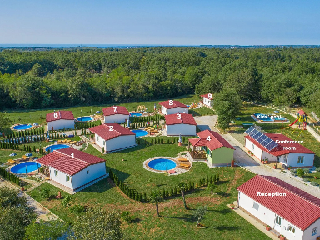 Holiday house with private pool for 6-8 persons in the holiday park Jelovci
