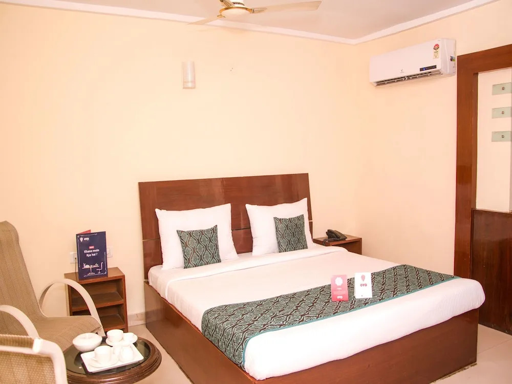 OYO 7666 Hotel SilverLine