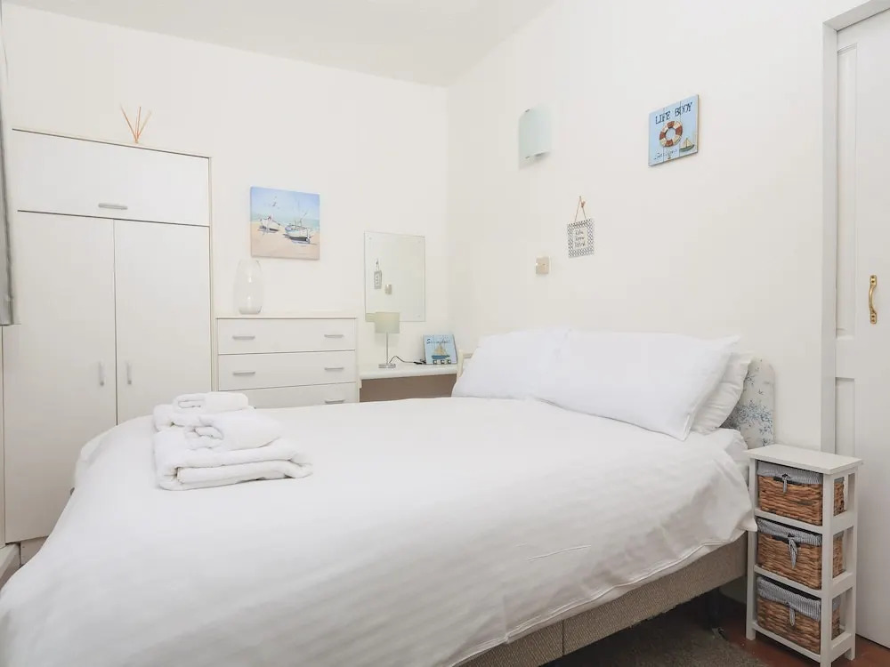 4 Thornlea Mews