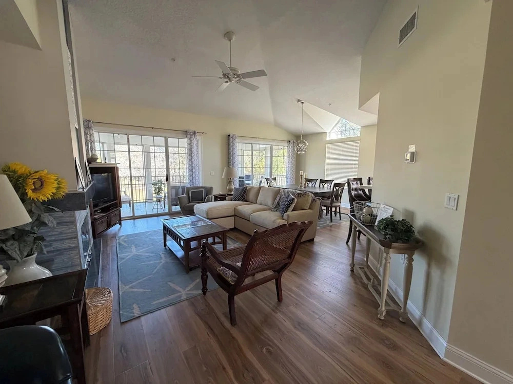 Spacious Condo With Pool, hot tub and Private Washer/dryer
