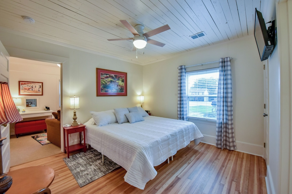 1 Mile to UA Campus: Walkable Midtown Getaway