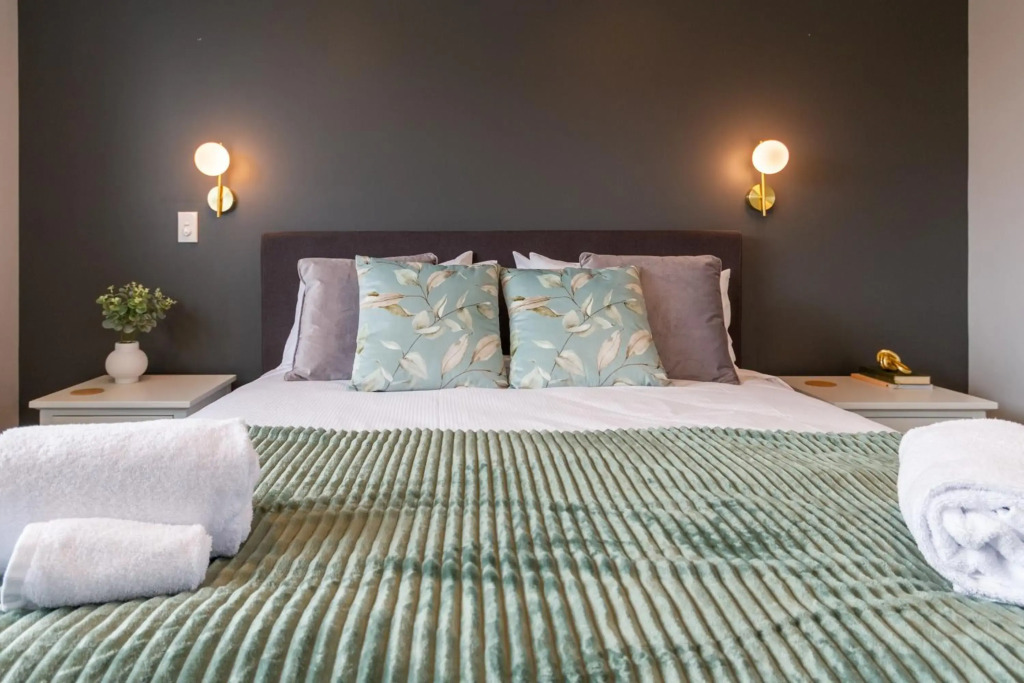 Art Deco 2 bed by Latimer Square