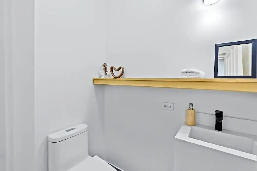 Modern Split-Level 2-Bedroom Condo with Pools, Terrace & Easy Beach Access