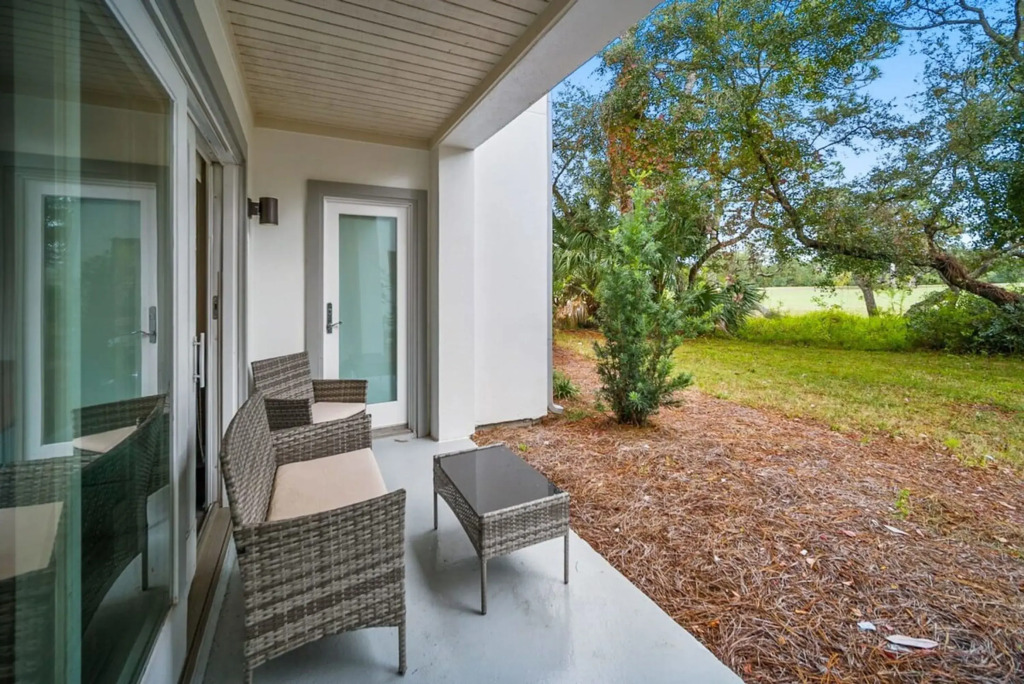 Modern & Spacious PCB Condo! 1st Floor, Pvt Porch