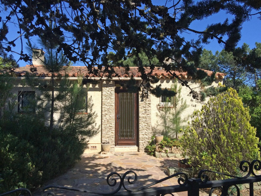 Charming holiday home, on a secured private domain with large swimming pool