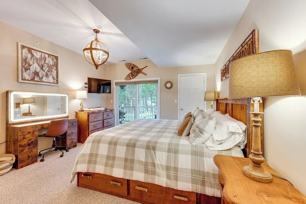 Relaxing Lincoln Condo w/ Fireplace & Shuttle