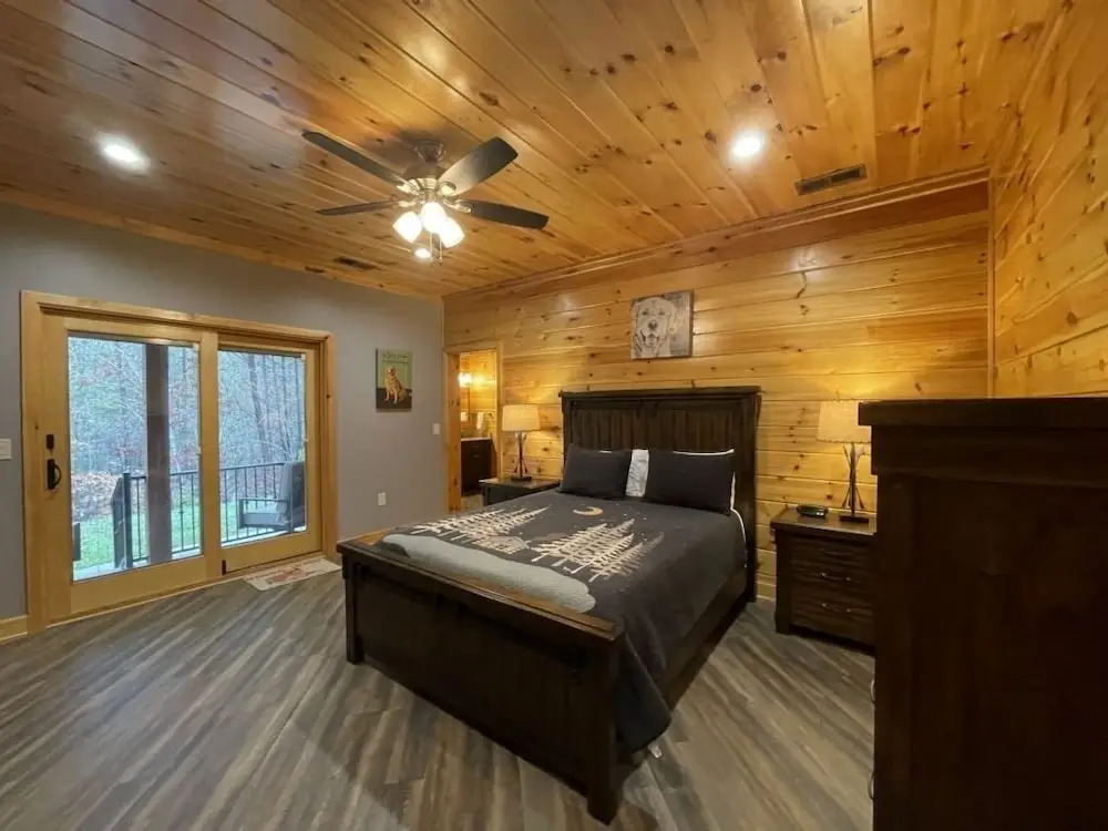 Nature lovers dream! Steps from fishing plus 140 acres of hiking! 4 Bedroom Home by RedAwning