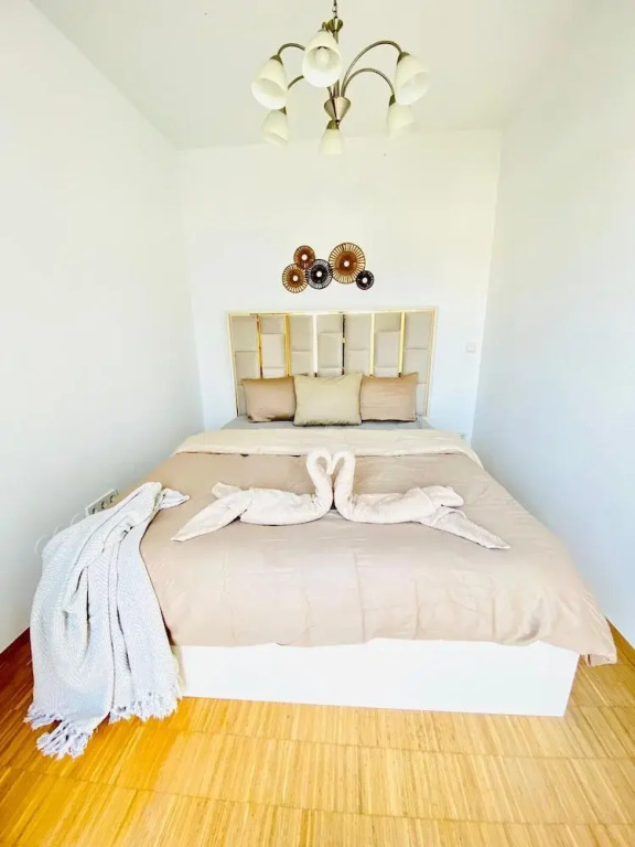 Comfy 3BR Apt With Living Room Balcony