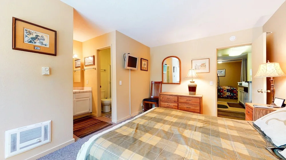 Crestview 25 Convenient Location near the Village and Lifts, Pet-Friendly by RedAwning