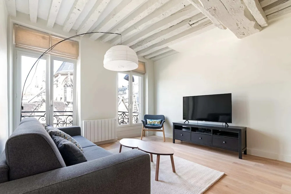 Bright and Modern Apt - 7 Mins to Notre Dame
