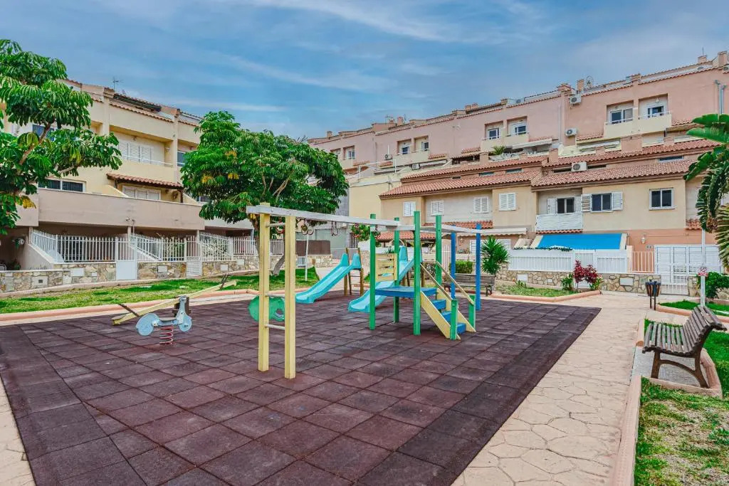 YELLOW 3 bedroom large apartment for 10 guests