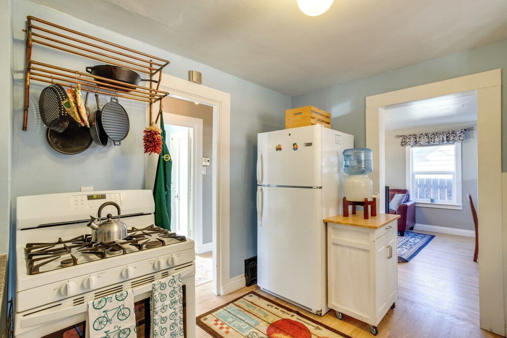 Adventure Home Base - 7 Blocks to Downtown!