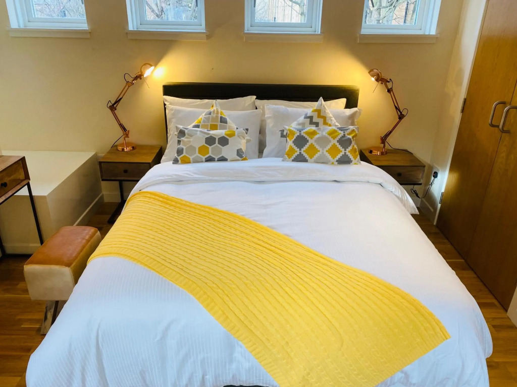 2 Bed 2 bath with Private Parking