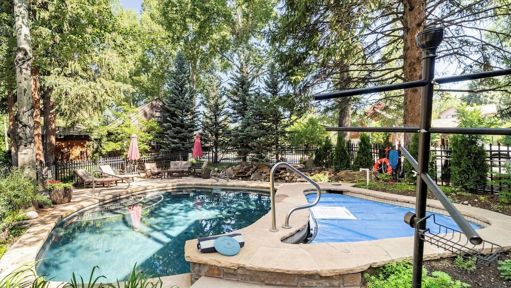 Aspen Hideaway by Avantstay Walk to Aspen, Near Slopes + Pool & Hot Tub Access