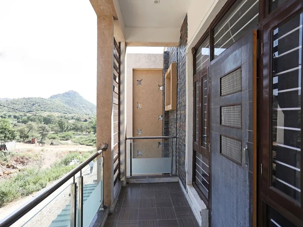 OYO 9777 Home Duplex Studio Airport Road