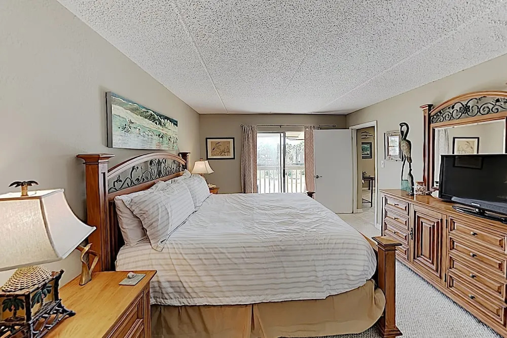New Listing! Bay-view W/ Pool, Walk To Beach 2 Bedroom Condo