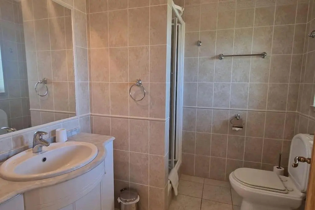 Spacious 3 bedroom apartment with seaview