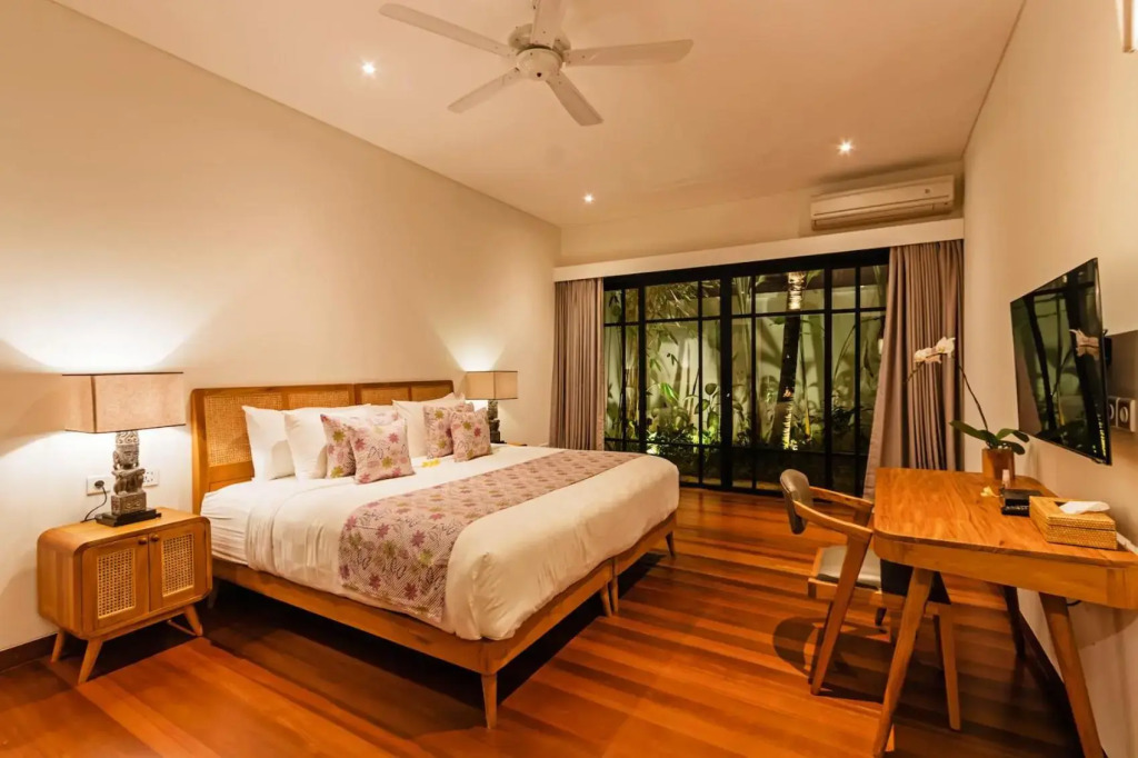 Heritage Villa, Ultimate 6 bed, 20 meter pool 700 metre from beach