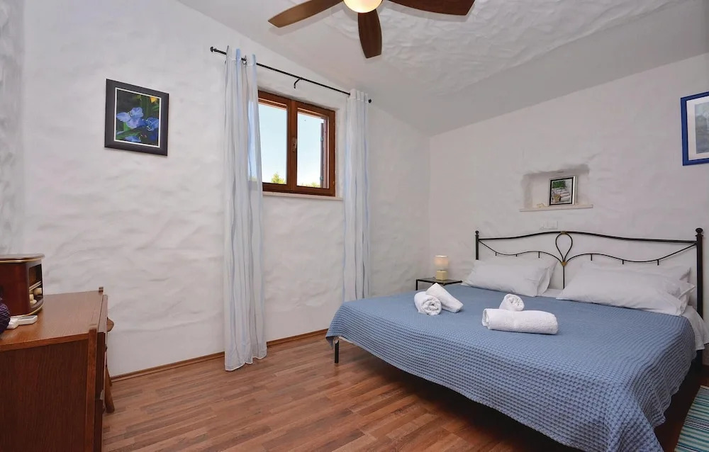 Cozy Home In Stari Grad