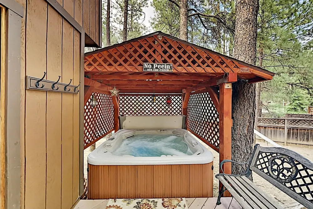 Lavish W/ Hot Tub, Game Room - Near Skiing 4 Bedroom Home
