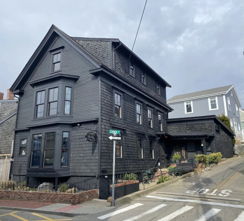 Crews Quarters Boarding House - Caters to Men