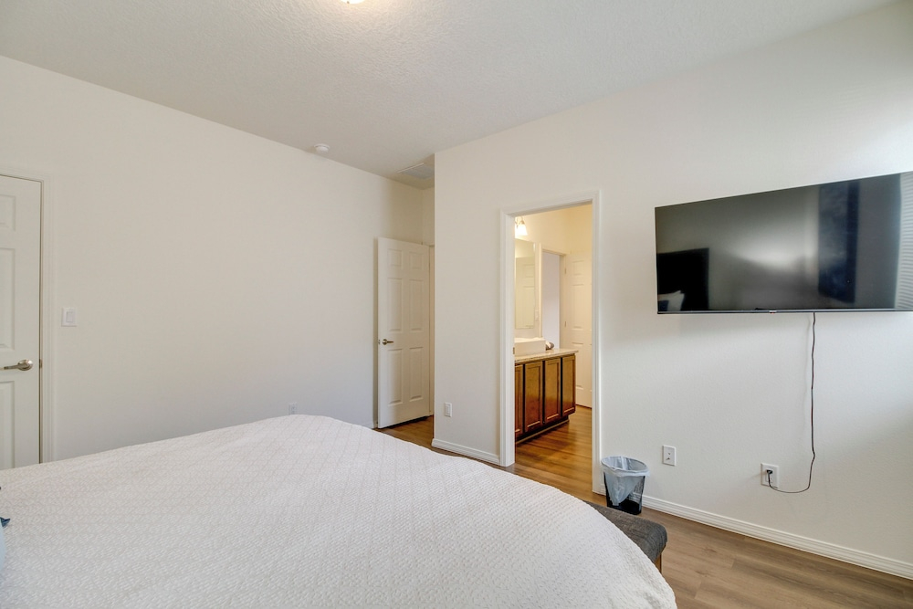 3 Mi to Old Town: Albuquerque Townhome w/ Yard!