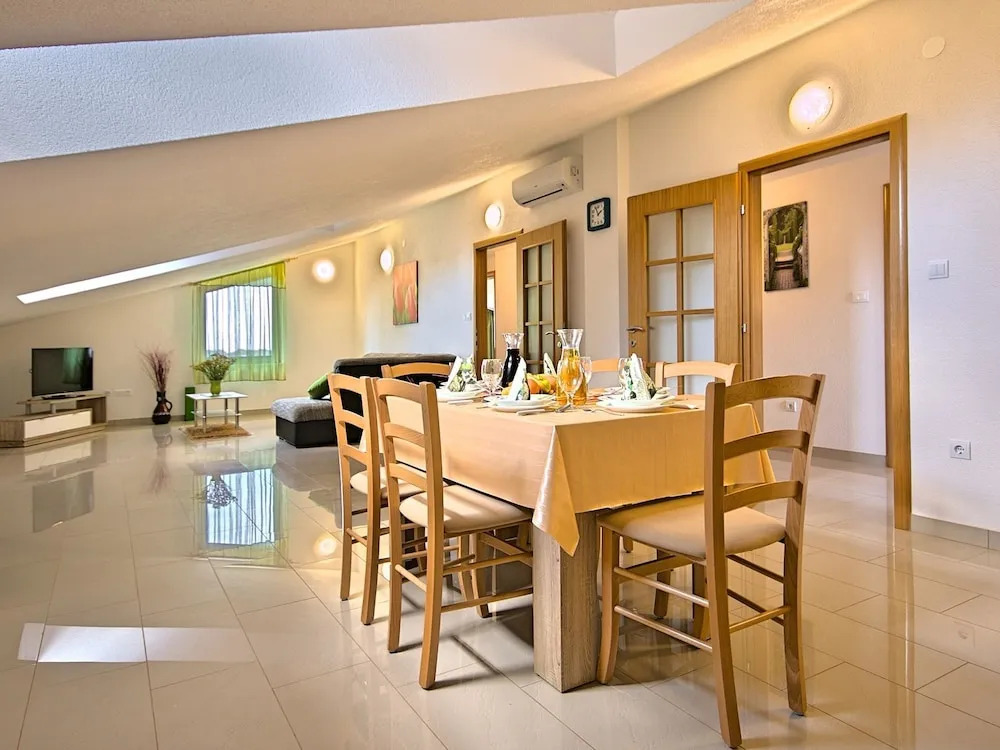Spacious Villa for 12 Persons With Private Pool Near Rovinj and the Beach