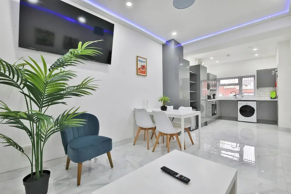 Modern 2 Bed House - Sleeps 4