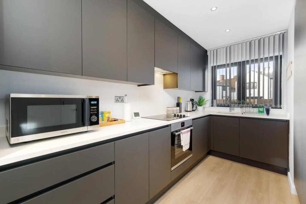 Modern 4 Bedroom House 03 With Parking in Farnham