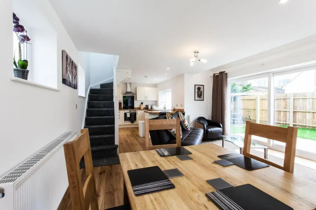 Superb Detached Coach House in Peaceful Location!