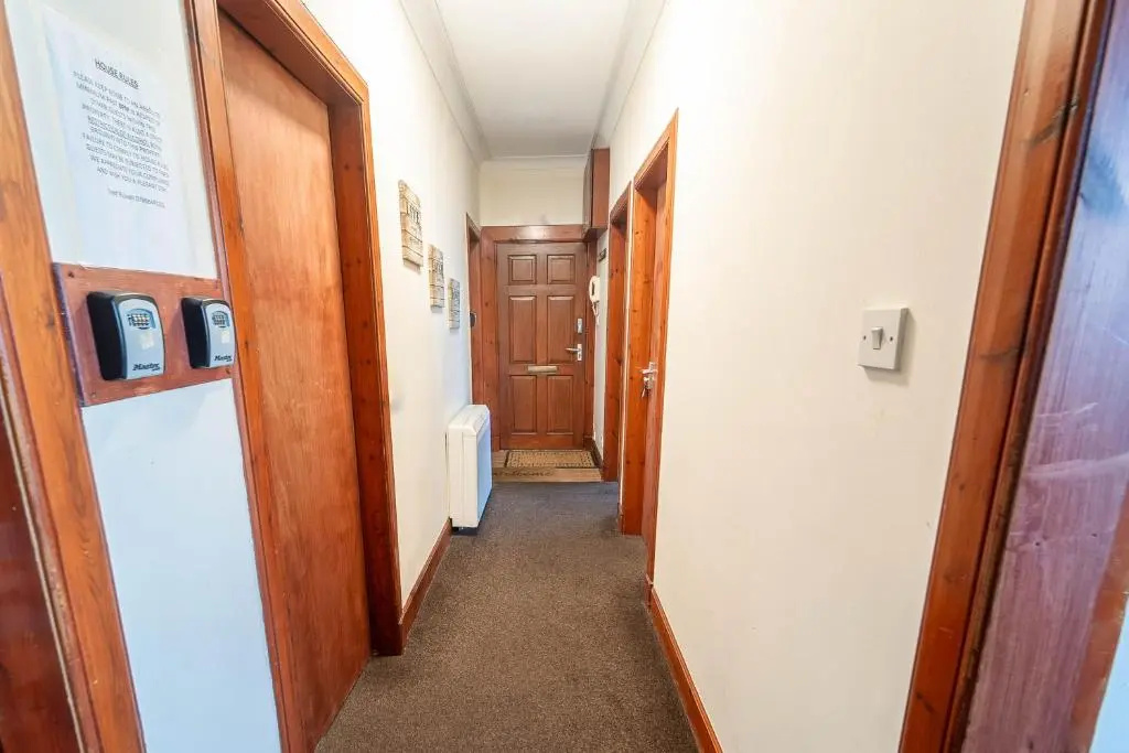Prime location rooms in high street