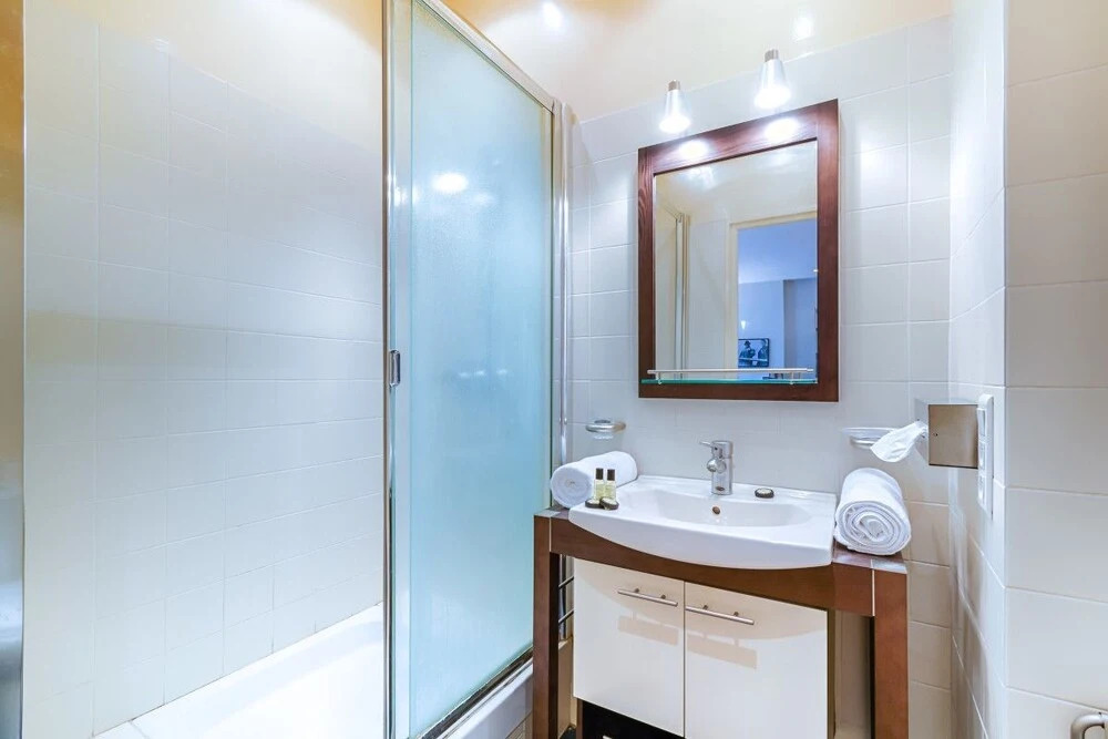 Large Air-conditioned One-room Apartment - Terrace