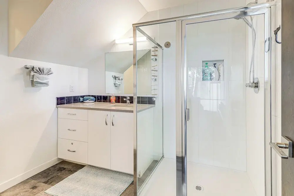 Depoe Bay Townhome w/ Deck & Stunning Ocean Views!