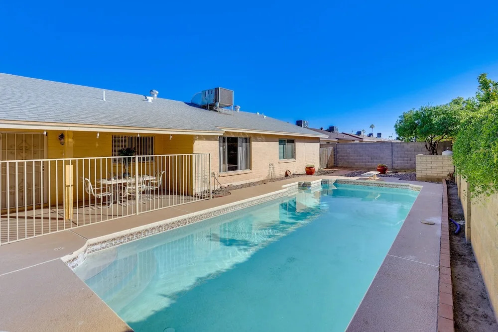Pool, Patio & Fireplace: Glendale Oasis!