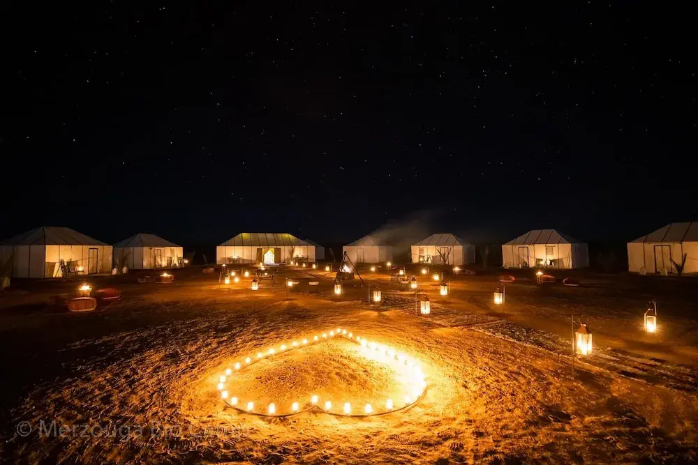 Splendid desert Saharian Luxury Camp in quiet and idyllic sand dunes