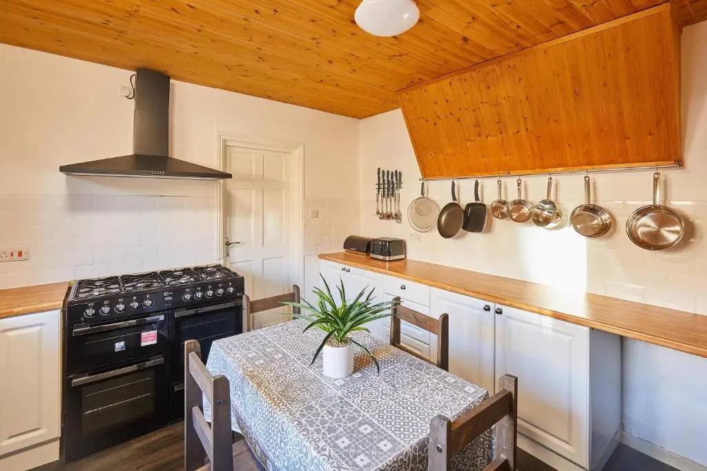 Host Stay Holyrood Lodge