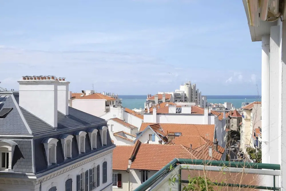3 Bedrooms Hypercenter Terrace and Parking