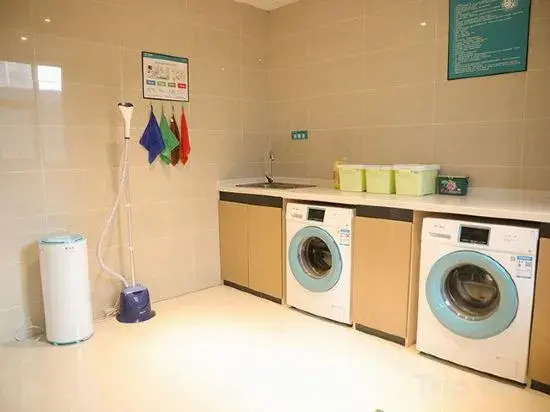 Jiaxing Haiyan Xiaoyu Business Hotel