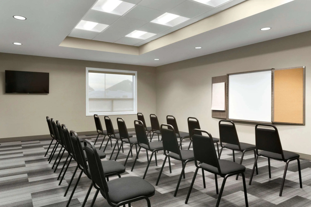 Days Inn & Suites by Wyndham Warman