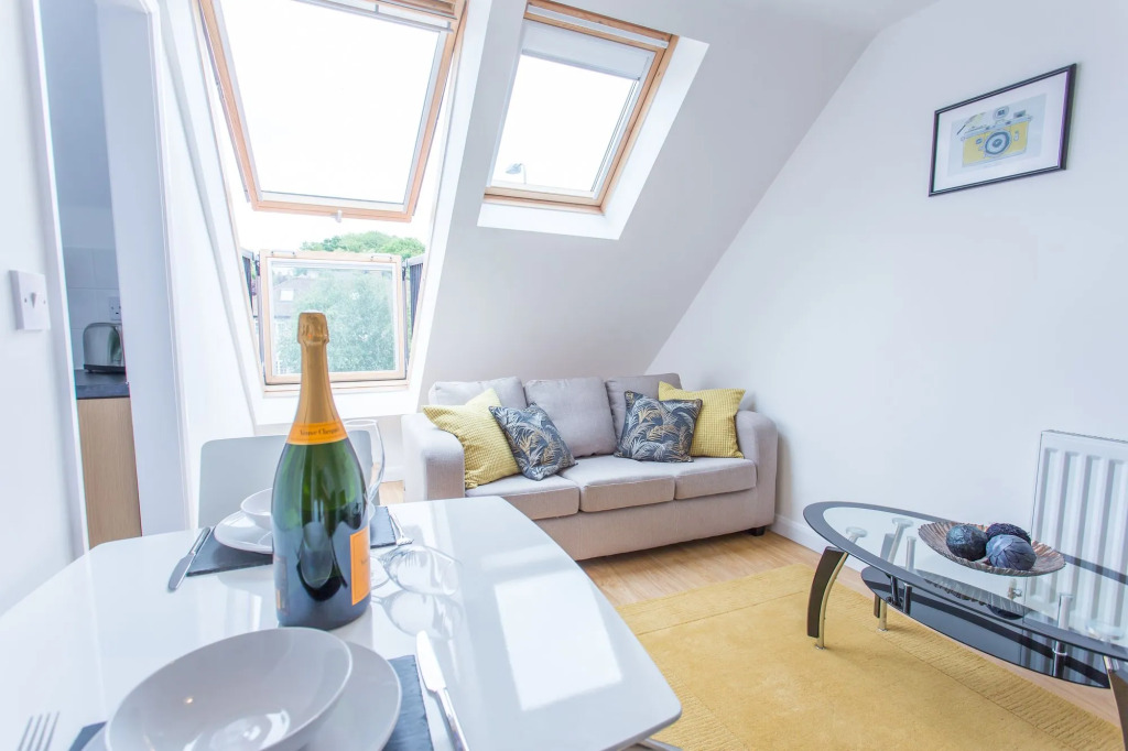 Bright 2 Bed Apartments in Marston Oxford, Free Parking, OX3 Near John Radcliffe Hospitals & University Parks