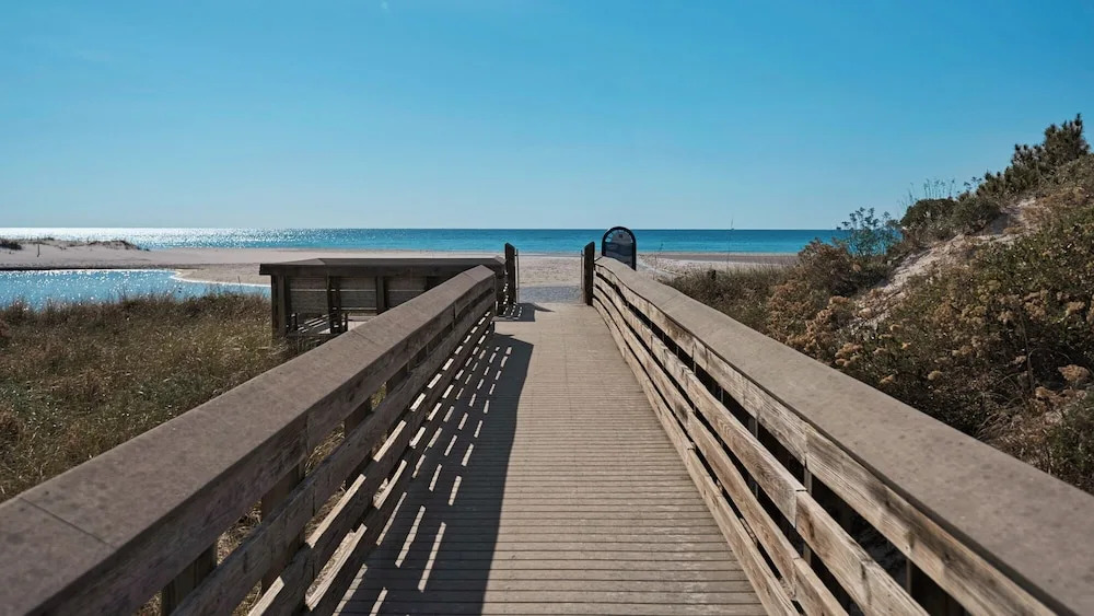 Pet Friendly Beach Home; 2 Minutes to Beach & Eastern Lake