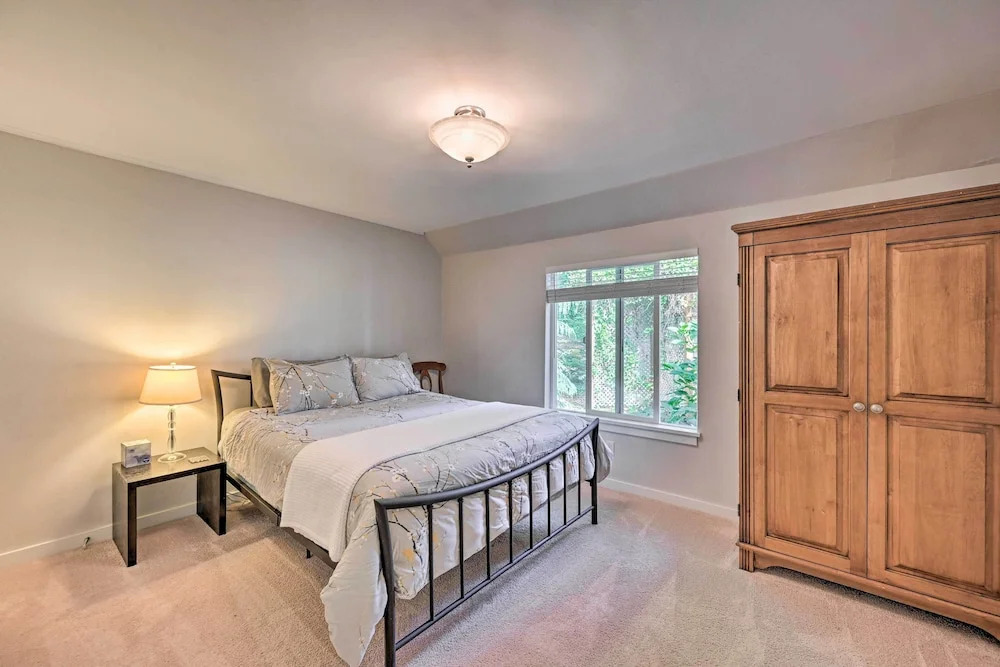 Family-friendly Kirkland Home ~ 1 Mi to Downtown