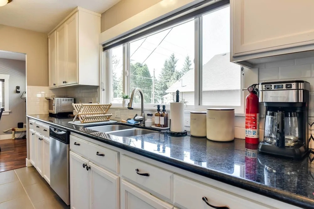 Charming Portland Home, Walk to Light Rail!