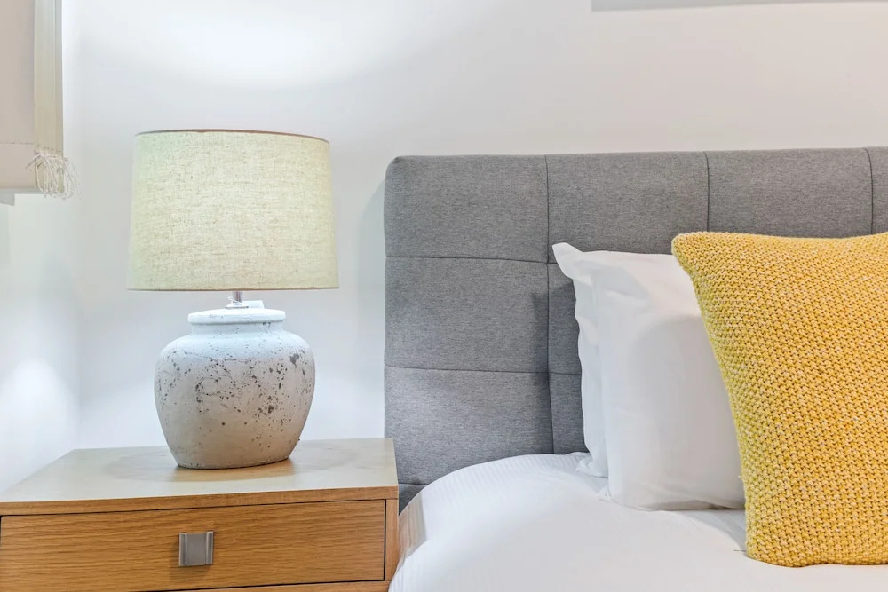 HomeHotel-Stylish Apt next to Train & Westfield