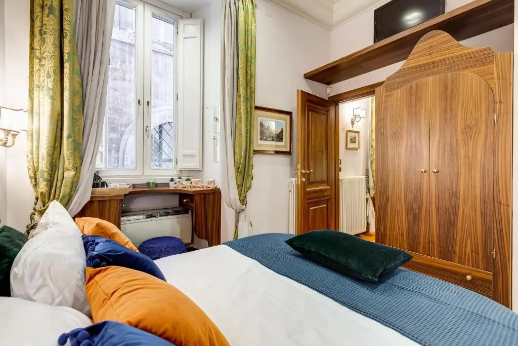 Pantheon Antique Suite