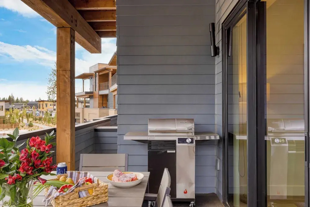 Sleeps 40! 8 Modern Units/20 Bdrs w/ Deck+hot Tub, 10mins to Downtown & Old Bend
