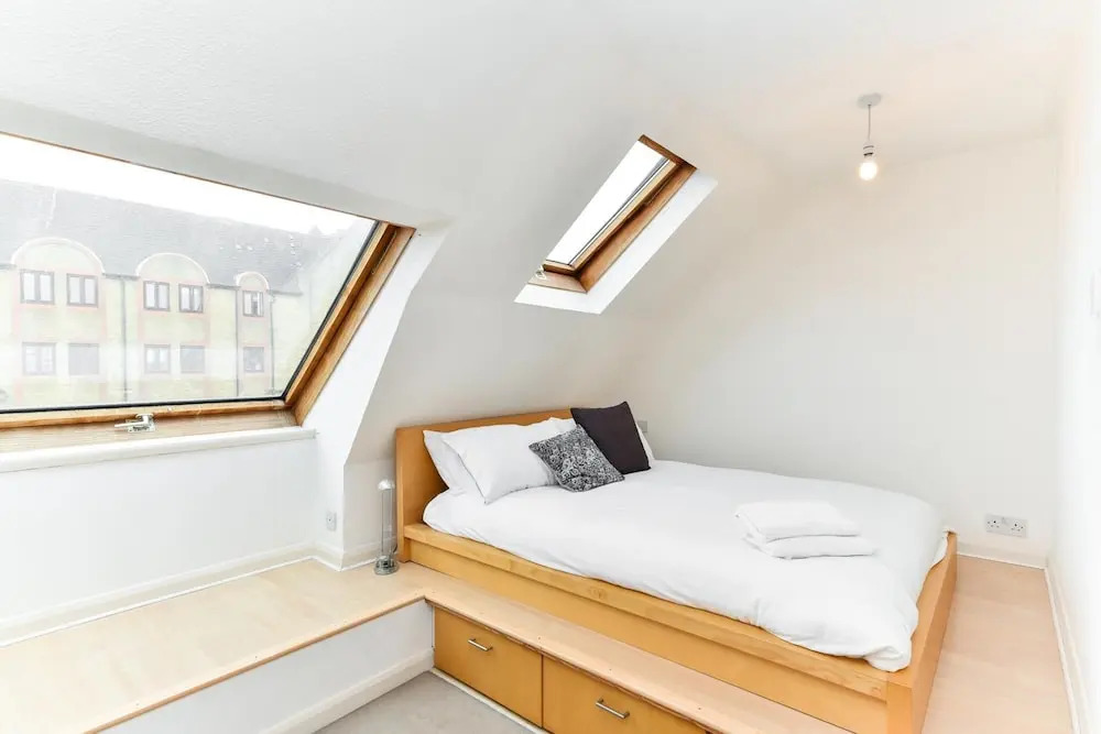 Modern 4 Bedroom Terraced House by the Thames!