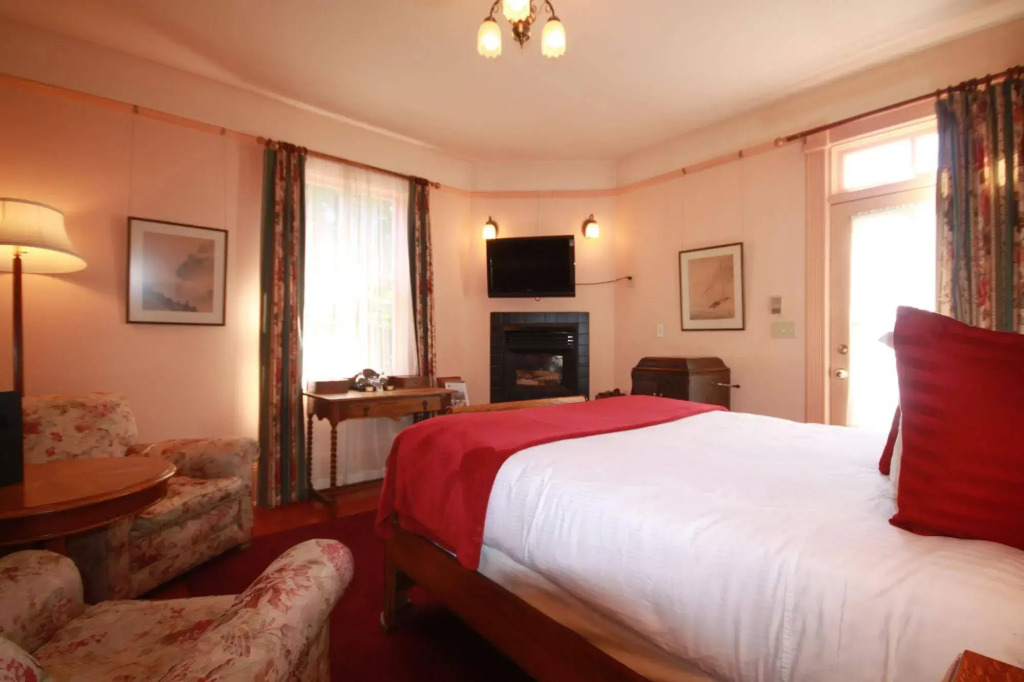 Spinnakers Brewpub & Guesthouses